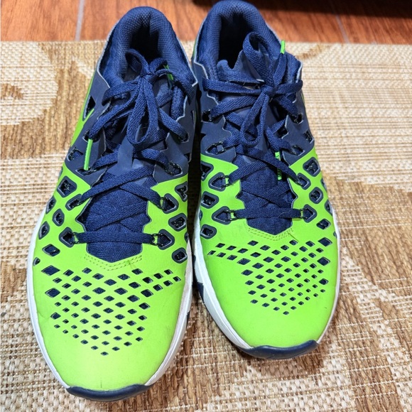 NIKE Seahawks Train Speed Lime Green and Navy Sneakers - M8.5/Euro 42. RARE! 💚💙💚 - Picture 2 of 8